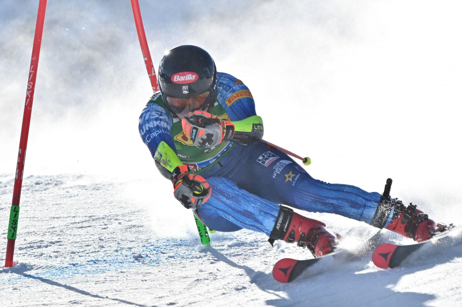 Mikaela Shiffrin à l’attaque d’une porte de géant, dans un nuage de neige